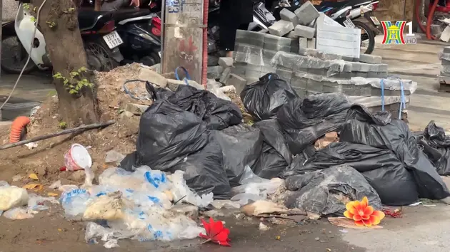 Phố Nguyễn Văn Tuyết tồn đọng nhiều rác thải 

