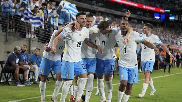 Uruguay chạm tay vào vé tứ kết Copa America