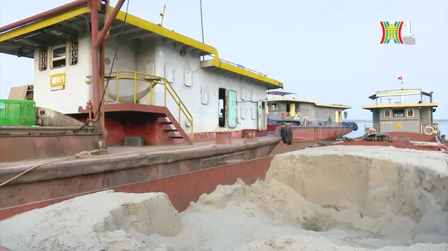 Công an Hà Nội bắt hai tàu khai thác cát trái phép
