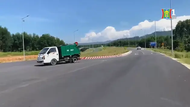 Xe chở rác chạy ngược chiều tốc độ cao