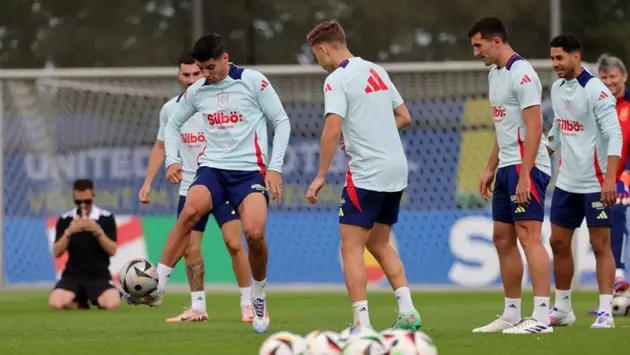 Đội tuyển Tây Ban Nha tập bài độc trước bán kết Euro