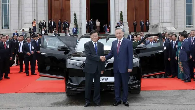 Chủ tịch nước Tô Lâm lái xe VF9 chở Tổng Bí thư, Chủ tịch nước Lào 