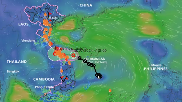 Áp thấp nhiệt đới áp sát đất liền Huế - Quảng Bình