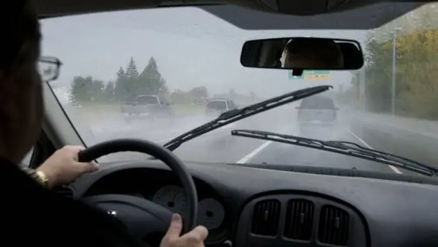 Những kỹ năng lái xe an toàn mùa mưa bão