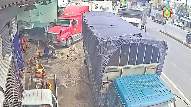 Xe tải quay đầu ẩu khiến container gặp nạn
