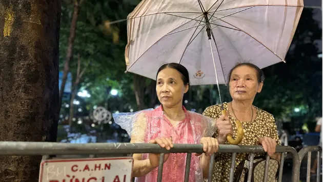 Người dân đội mưa trong đêm chờ Lễ viếng Tổng Bí thư 