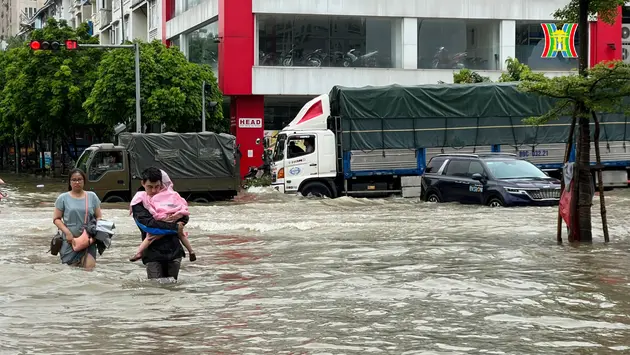 Đường phố Hà Nội vẫn ngập sâu sau mưa lớn