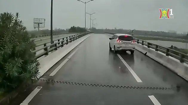 Ô tô đi lùi trên đường cao tốc Hà Nội - Thái Nguyên