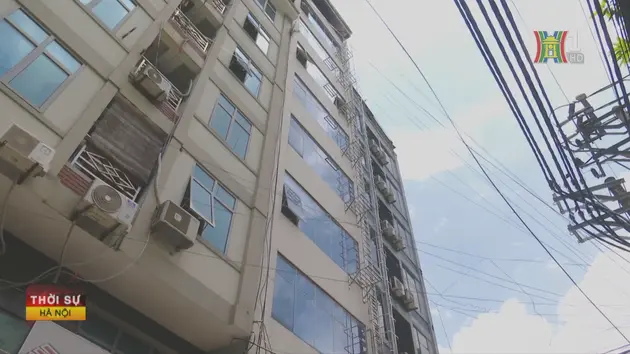 Nhà trọ tại Hà Nội đang được lắp thang thoát hiểm