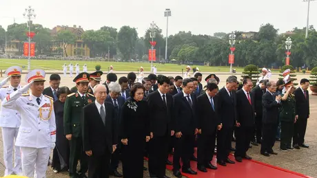 Lãnh đạo Đảng, Nhà nước, thành phố Hà Nội vào lăng viếng Chủ tịch Hồ Chí Minh