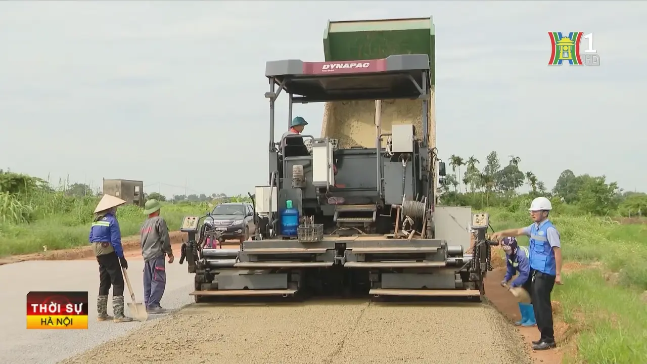 Trên công trường xây dựng đường Vành đai 4 - Vùng thủ đô, chủ đầu tư và các nhà thầu đang triển khai 32 mũi thi công liên tục 3 ca cả ngày lẫn đêm.