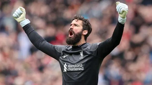 Alisson Becker cam kết tương lai với Liverpool