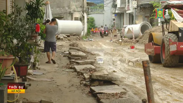 Người dân chật vật di chuyển trên con đường lầy lội