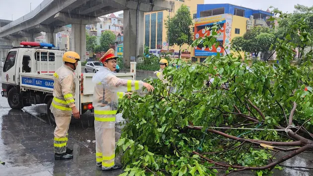 Bí thư Thành ủy Hà Nội chỉ đạo tiếp tục bằng mọi biện pháp bảo đảm an toàn cho dân