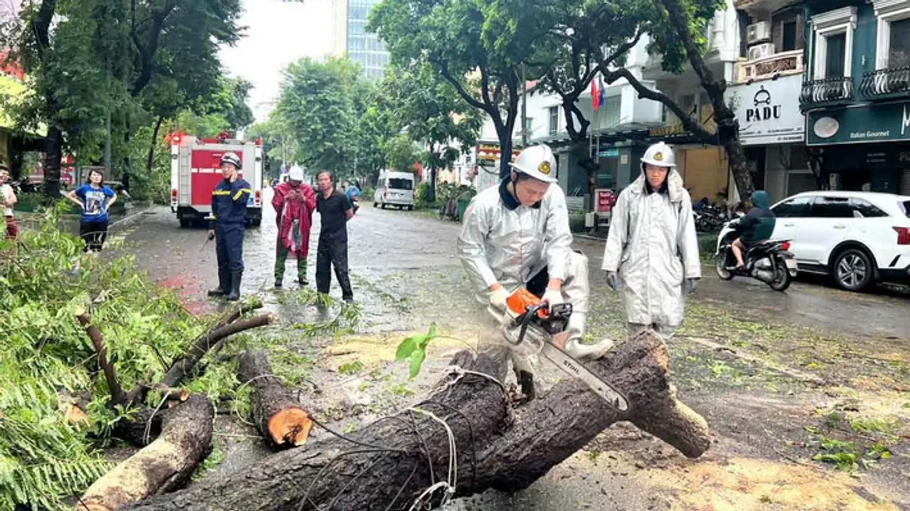 Lực lượng chức năng của Hà Nội đang rất cần sự chung tay để giao thông sớm trở lại bình thường