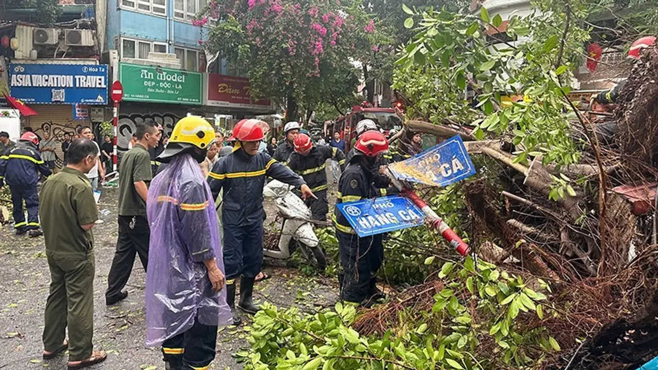 Quận Hoàn Kiếm huy động tổng lực gần 2.500 người khẩn trương khắc phục hậu quả bão số 3.