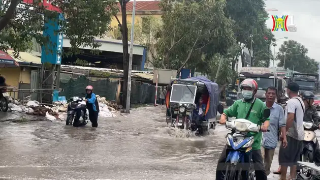 Mưa lớn gây ngập úng ở nhiều tuyến đường ở Hà Nội