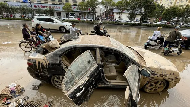 Giao thông ở Trịnh Châu, Trung Quốc gián đoạn do mưa lớn