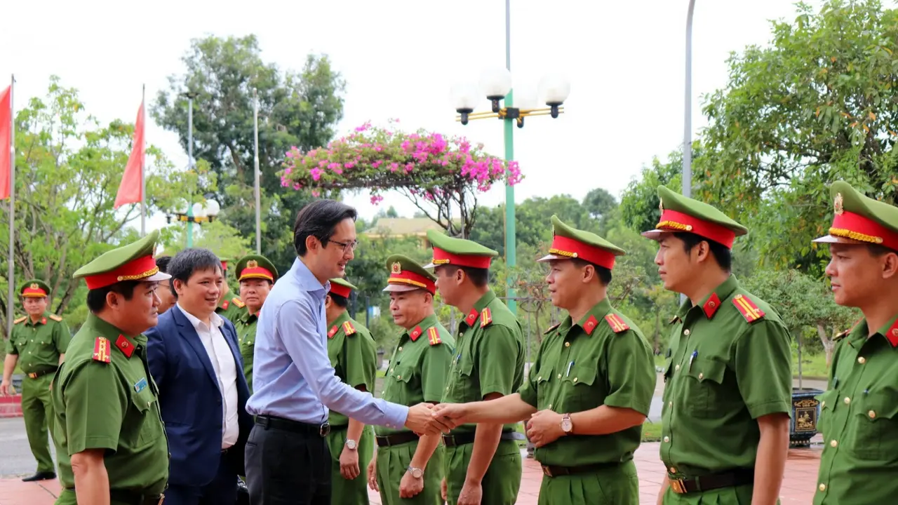 Thứ trưởng Bộ Ngoại giao Đỗ Hùng Việt gặp gỡ Ban giám thị tại trại giam Vĩnh Quang, tỉnh Vĩnh Phúc.