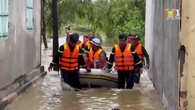 Công an Thành phố sát cánh cùng nhân dân vượt lũ