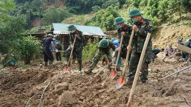 Tạm đình chỉ hai chủ tịch xã né trách nhiệm phòng chống bão lũ
