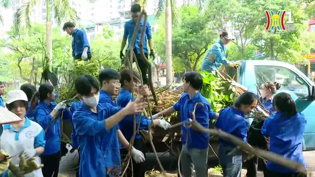 Hà Nội tổng vệ sinh đường phố sau bão lũ  