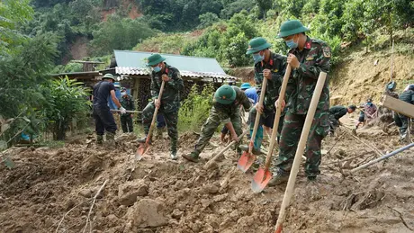 Tạm đình chỉ hai chủ tịch xã né trách nhiệm phòng chống bão lũ
