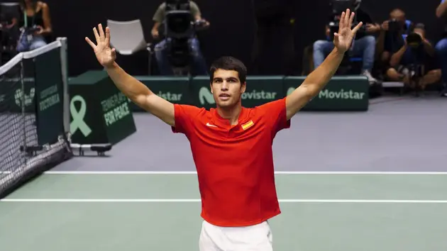 Carlos Alcaraz giúp Tây Ban Nha vào tứ kết Davis Cup 2024