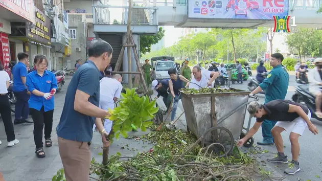 Người dân Thủ đô tham gia khắc phục hậu quả sau bão