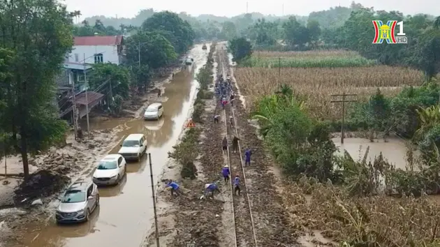 Thông tuyến đường sắt Yên Viên-Lào Cai sau bão số 3