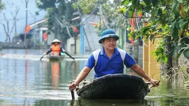 Nước rút chậm, nhiều khu vực ở Chương Mỹ vẫn ngập sâu