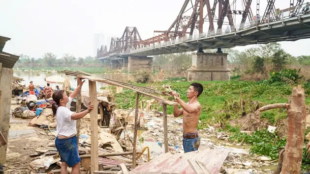 Người dân xóm trọ ven sông Hồng trở về nhà