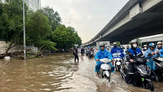 Nhiều tuyến phố Hà Nội ngập sâu, giao thông ùn tắc