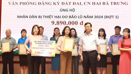 Quận Hai Bà Trưng: 2,5 tỷ đồng ủng hộ đồng bào