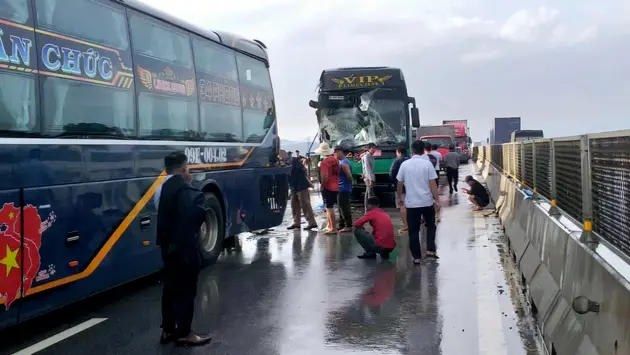 Tai nạn ô tô liên hoàn trên cao tốc đoạn Diễn Châu