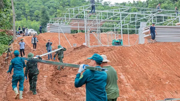 Bàn giao 25 căn nhà tạm cho người dân thôn Làng Nủ