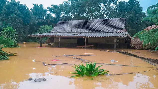 Hàng trăm nhà dân ngập sâu do mưa lớn tại Quảng Bình