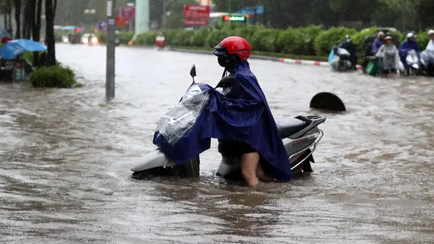 Hà Nội mưa xối xả, cảnh báo ngập lụt nhiều tuyến phố