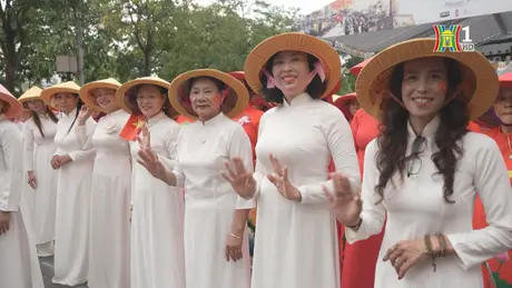 Sắc màu tà áo dài tại Festival Thu Hà Nội 2024