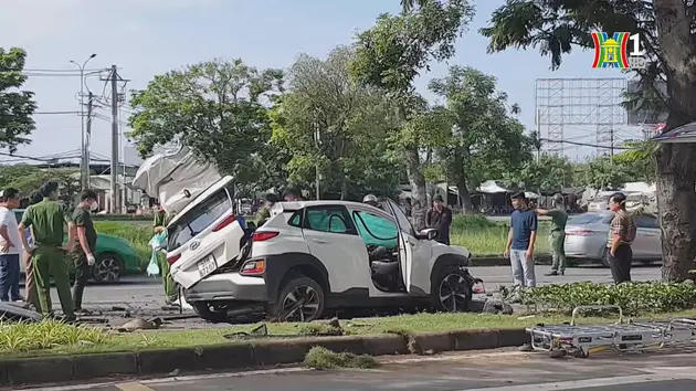 Tai nạn liên hoàn giữa bốn ô tô khiến hai người chết