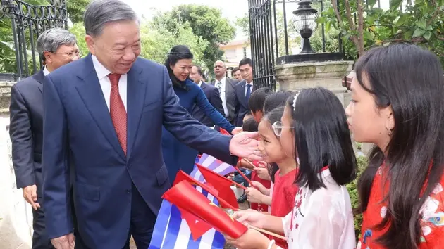 Tổng Bí thư, Chủ tịch nước thăm Đại sứ quán và cộng đồng người Việt Nam tại Cuba