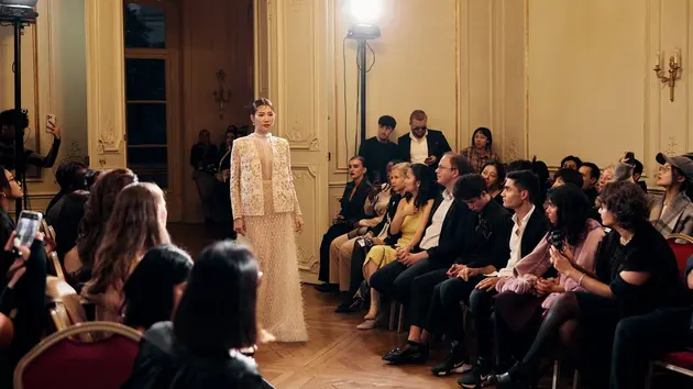 Diễn viên Thúy Ngân tự hào catwalk ở Paris