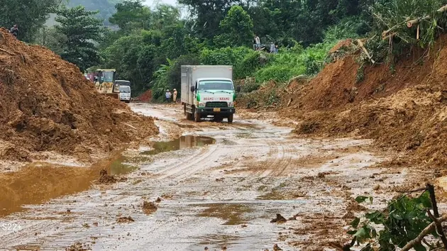 Hà Giang thông xe khu vực sạt lở quốc lộ 2