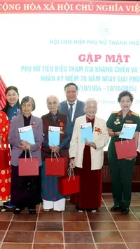 Gặp mặt 33 phụ nữ tham gia giải phóng Thủ đô