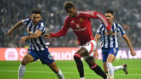 Manchester United chia điểm trên sân Porto