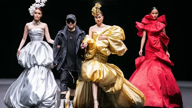 Dàn hoa hậu catwalk show của Đỗ Mạnh Cường tại Thượng Hải