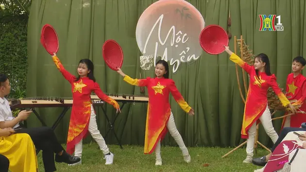 Mẫu nhí trình diễn áo dài trong show diễn Mộc Uyển