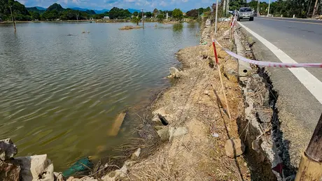 Sụt lún hàng trăm mét bờ kè dọc tuyến đường Tế Tiêu