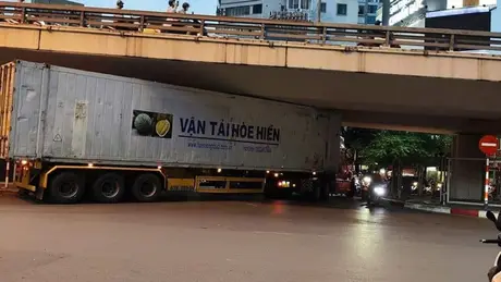 Xử phạt tài xế xe container mắc kẹt dưới gầm cầu vượt