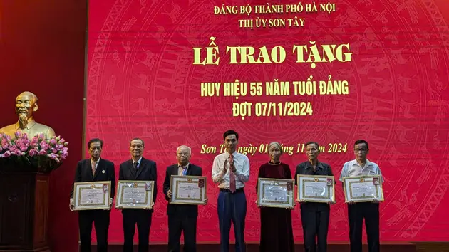 Sơn Tây: Trao tặng, truy tặng Huy hiệu Đảng